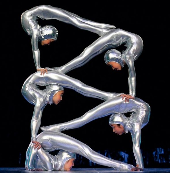 Грациозный акробатический танец acro
